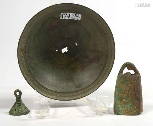 Lot de trois bronzes comprenant: deux cloches, l'une tr...