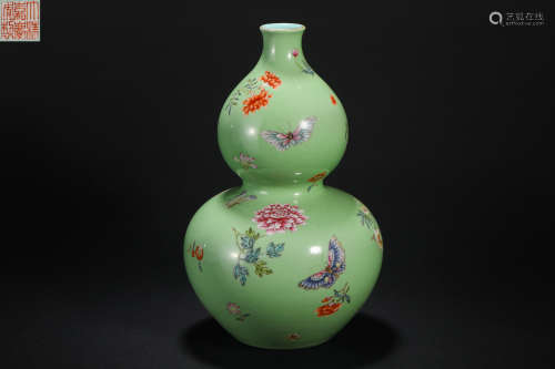 Qing Dynasty,  Pastel Gourd bottle