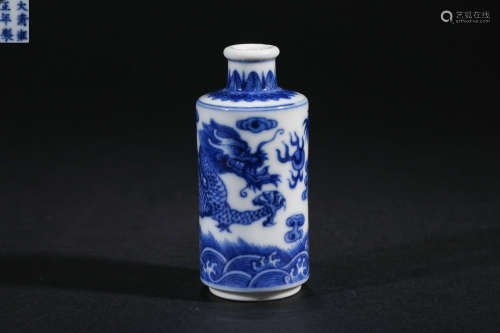 Qing Dynasty,  Blue and White Dragon Pattern Snuff Bottle