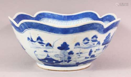 AN 18TH / 19TH CENTURY CHINESE BLUE & WHITE PORCELAIN BO...