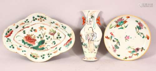 THREE CHINESE FAMILLE ROSE PORCELAIN ITEMS, comprising a pla...