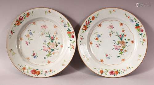 A PAIR OF 18TH CENTURY CHINESE FAMILLE ROSE PORCELAIN PLATES...