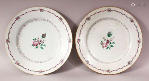 A PAIR OF 18TH CENTURY CHINESE FAMILLE ROSE PLATES - decorat...
