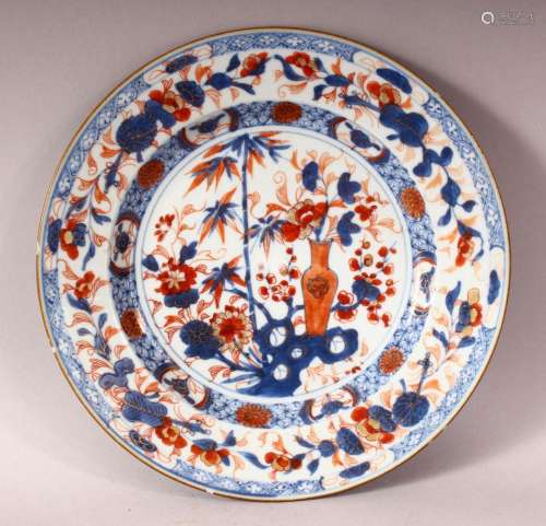 AN 18TH CENTURY CHINESE IMARI PORCELAIN PLATE - Decorated in...