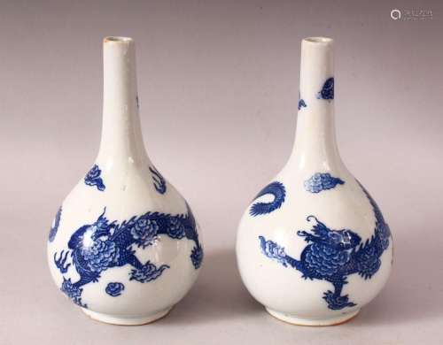 A PAIR OF 19TH / 20TH CENTURY CHINESE BLUE & WHITE PORCE...