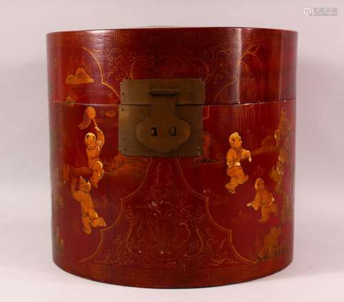 A LARGE 19TH / 20TH CENTURY CHINESE LACQUER LIDDED BOX - the...