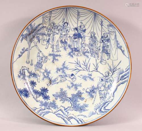 A LARGE CHINESE BLUE & WHITE PORCELAIN CHARGER - with de...