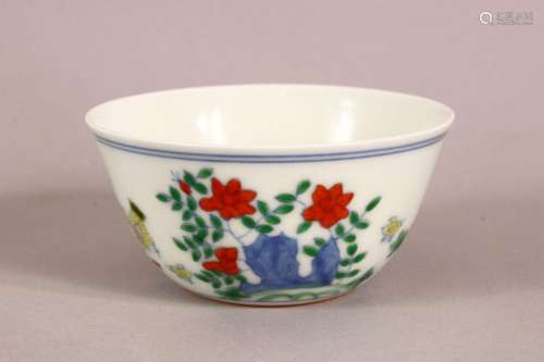 A CHINESE PORCELAIN TEA BOWL, painted with chickens, chicks ...