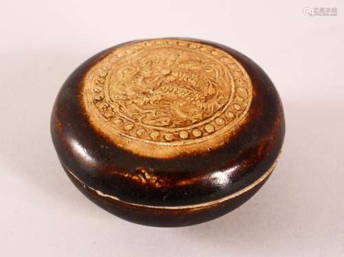 A CHINESE YUAN STYLE POTTERY BOX AND COVER, 9cm diameter.