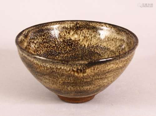 A CHINESE POTTERY TEA BOWL, with mottled glaze, 13cm diamete...