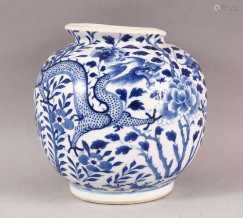 A CHINESE BLUE AND WHITE PORCELAIN VASE, painted with dragon...