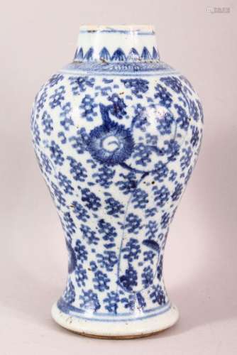 AN 18TH CENTURY CHINESE BLUE & WHITE PORCELAIN VASE - de...
