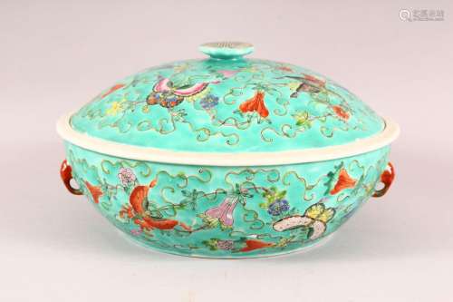 A LARGE 19TH / 20TH CENTURY CHINESE FAMILLE ROSE PORCELAIN B...
