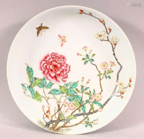 A GOOD 18TH CENTURY FAMILLE ROSE PORCELAIN DISH, decorated w...