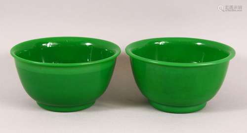 A PAIR OF CHINESE PEKING GREEN GLASS BOWLS, 11CM