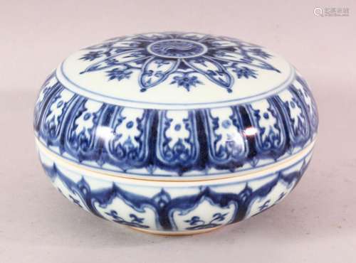 A CHINESE MING STYLE BLUE & WHITE PORCELAIN YINGYAN BOX ...