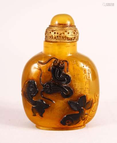 A CHINESE SNUFF BOTTLE AND STOPPER, decorated with fish and ...