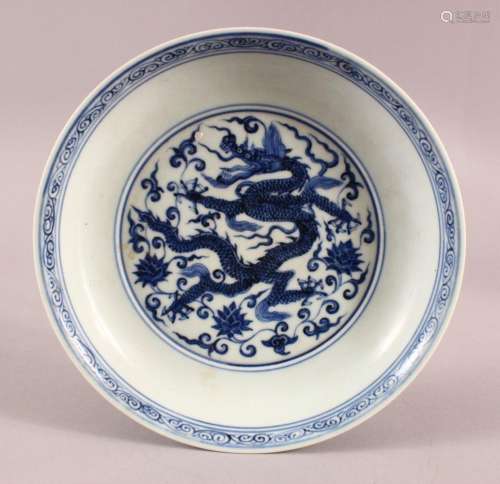 A CHINESE MING STYLE BLUE & WHITE PORCELAIN DRAGON DISH,...