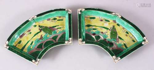A PAIR OF CHINESE FAMILLE VERTE PORCELAIN FISH DISHES, depic...