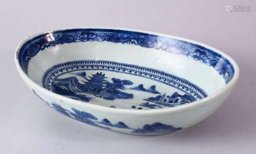 AN 18TH CENTURY CHINESE BLUE AND WHITE QIANLONG PORCELAIN BO...