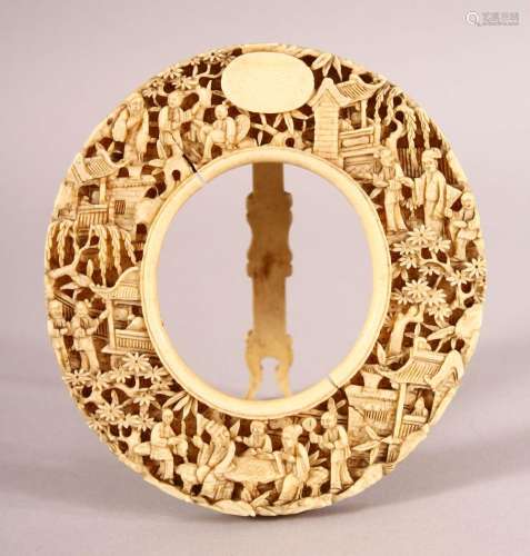 A 19TH CENTURY CHINESE CANTON CARVED IVORY OVAL FRAME, the f...