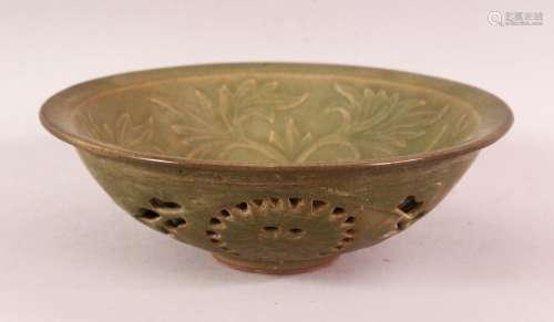 A CHINESE LONGQUAN STYLE CELADON GLAZED DISH - the interior ...
