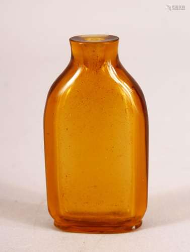 A CHINESE AMBER GLASS SNUFF BOTTLE - 7CM