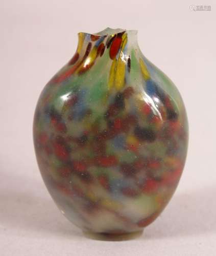 A CHINESE MULTI COLOURED GLASS SNUFF BOTTLE - 5CM