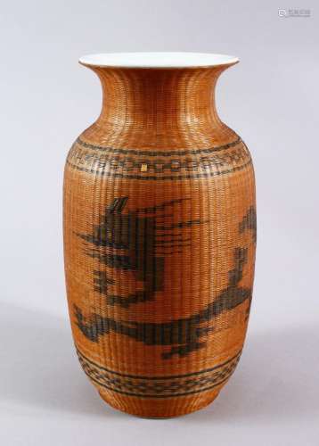 AN EARLY 20TH CENTURY CHINESE PORCELAIN VASE, with unusual b...