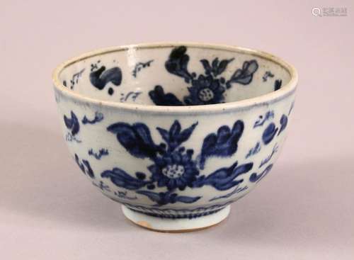 A SMALL CHINESE BLUE AND WHITE BOWL, painted with fish and f...