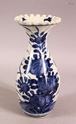 A 19TH / 20TH CENTURY CHINESE FLARED RIM PORCELAIN VASE - de...