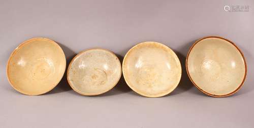 A MIXED LOT OF 4 EARLY CHINESE POTTERY BOWLS - Varying glaze...