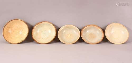 A MIXED LOT OF 5 EARLY CHINESE POTTERY BOWLS - Varying glaze...