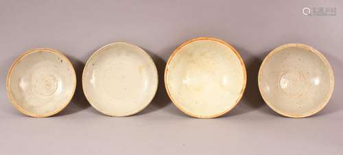 A MIXED LOT OF 4 EARLY CHINESE POTTERY BOWLS - Varying glaze...