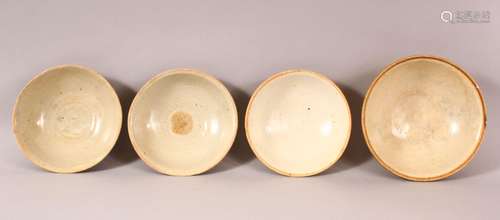 A MIXED LOT OF 4 EARLY CHINESE POTTERY BOWLS - Varying glaze...