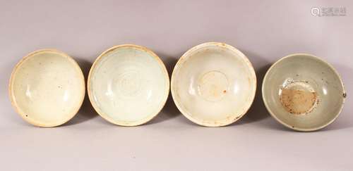 A MIXED LOT OF 4 EARLY CHINESE POTTERY BOWLS - Varying glaze...