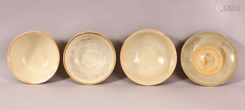 A MIXED LOT OF 4 EARLY CHINESE POTTERY BOWLS - Varying glaze...