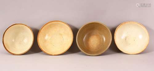 A MIXED LOT OF 5 EARLY CHINESE POTTERY BOWLS - Varying glaze...