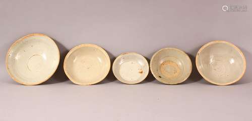 A MIXED LOT OF 4 EARLY CHINESE POTTERY BOWLS - Varying glaze...