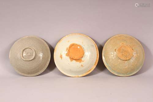 A MIXED LOT OF 3 EARLY CHINESE POTTERY BOWLS - Varying glaze...