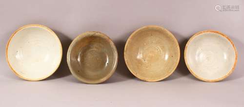 A MIXED LOT OF 4 EARLY CHINESE POTTERY BOWLS - Varying glaze...