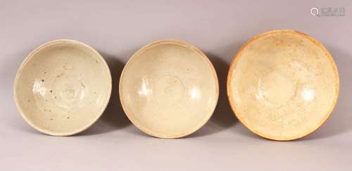 A MIXED LOT OF 3 EARLY CHINESE POTTERY BOWLS - Varying glaze...
