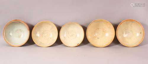 A MIXED LOT OF 5 EARLY CHINESE POTTERY BOWLS - Varying glaze...