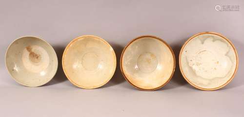 A MIXED LOT OF 4 EARLY CHINESE POTTERY BOWLS - Varying glaze...
