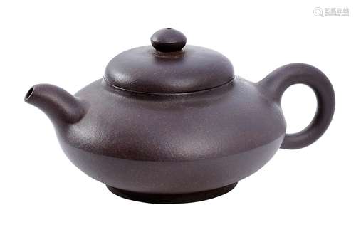 A CHINESE YIXING ZISHA TEAPOT QING DYNASTY (1644-1912) OR LA...