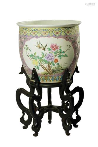 A CHINESE PORCELAIN JARDINIERE