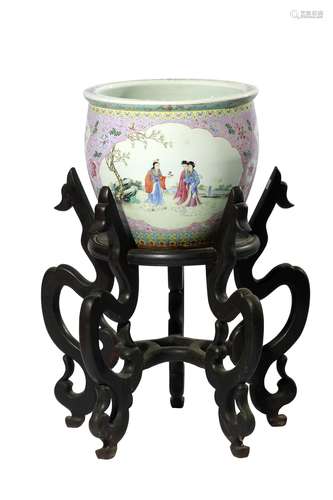 A CHINESE PORCELAIN JARDINIERE