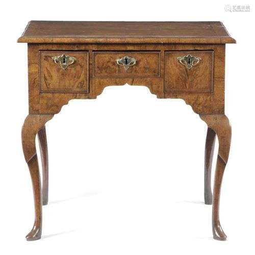 Un GEORGE I WALNUT LOWBOY C.1720 le dessus de crossbanded av...