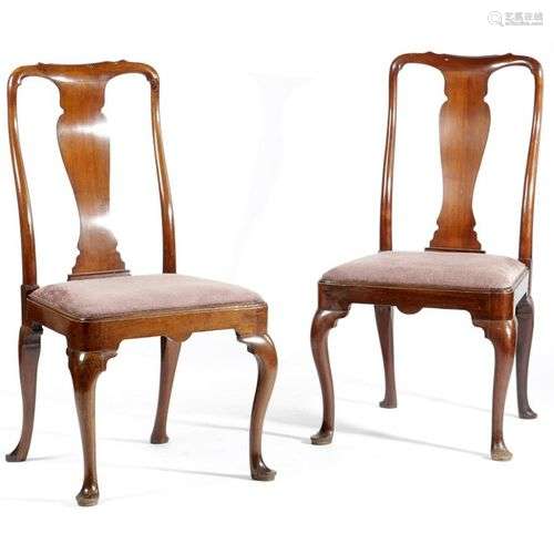 UNE PAIRE DE CHAISES D'ACCOUCHEMENT GEORGE I EN BOIS FRUIT C...