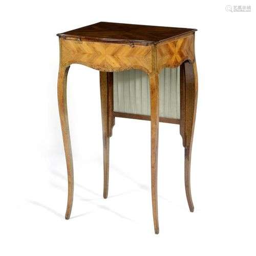 λ UNE TABLE A ECRAN EN ACIER GEORGE III DANS LA MANIERE DE J...